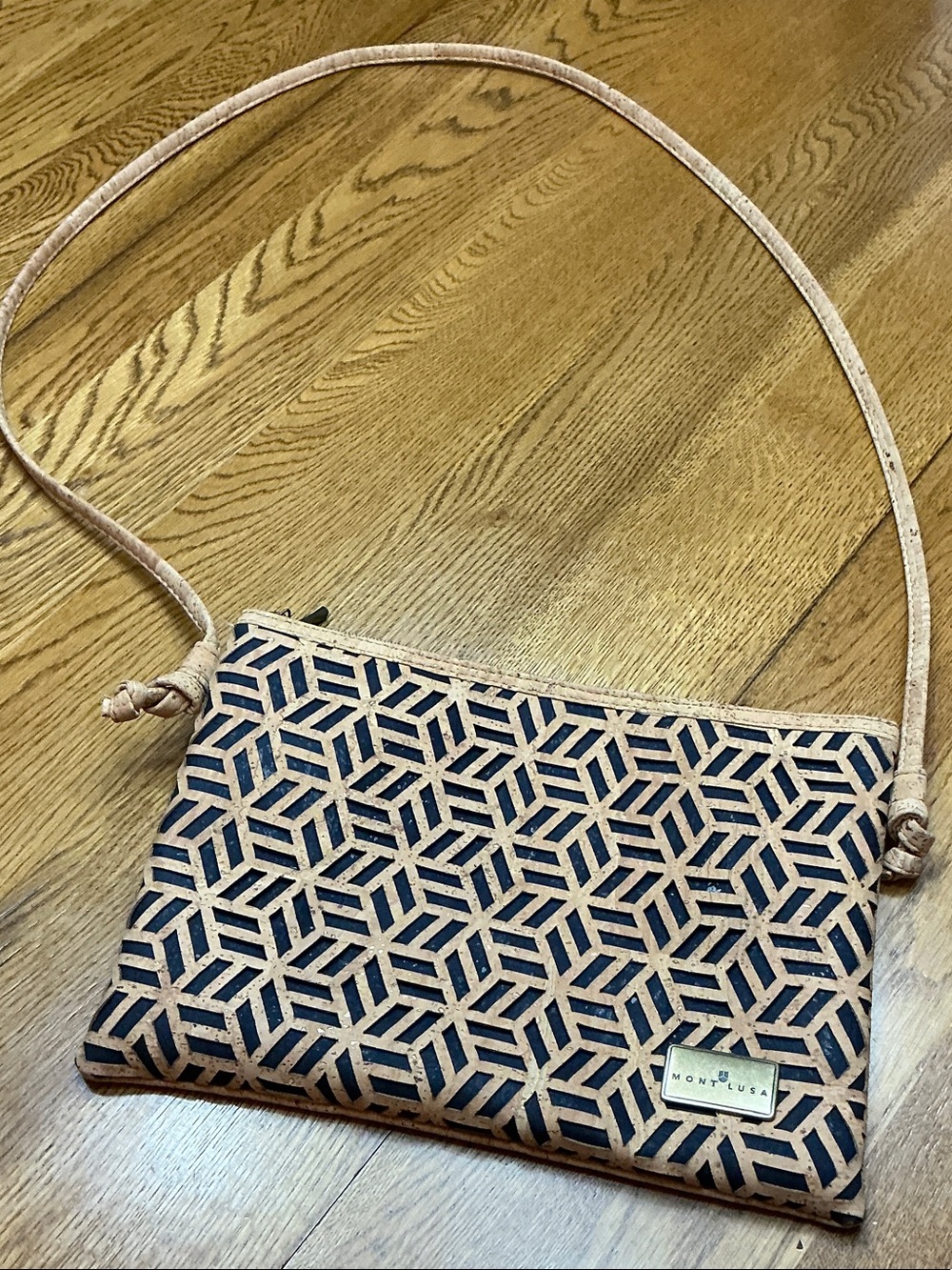 Woman’s Mont Lusa Cork shoulder purse.47” strap. Like new!